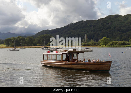 Cumbria, UK. 15th Aug, 2017. Sunny day on Lake Windermere at Ambleside Waterhead. Everyone makes the most of the sun before the weather breaks tomorrow Credit: Gordon Shoosmith/Alamy Live News Stock Photo