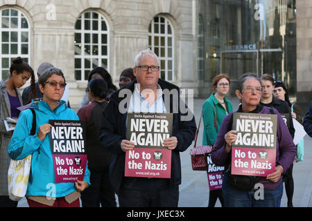 Manchester, UK. 15th Aug, 2017. People attend vigil of solidarity with Charlottesville standing with placards which read 'Never Again No to the Nazis', St Peters Square, Manchester, 15th August, 2017 Credit: Barbara Cook/Alamy Live News Stock Photo