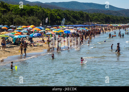 August 15, 2017 - Punta Ala-Follonica, Tuscany, Italy - Punta Ala, Italy-August 15, 2017: Ferragosto in Tuscany the traditional holiday of Italian holidays in Punta Ala, Italy Credit: Stefano Guidi/ZUMA Wire/Alamy Live News Stock Photo