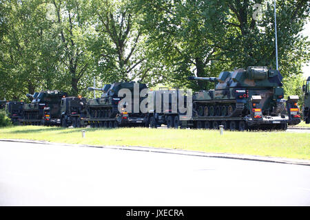Poland, Warsaw, 15th August 2017: Tanks and mobile artilleries wait for transport, after the military parade of the celebration day of Polish Army. ©Madeleine Ratz/Alamy Live News Stock Photo