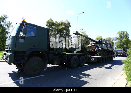 Poland, Warsaw, 15th August 2017: Tanks and mobile artilleries wait for transport, after the military parade of the celebration day of Polish Army. ©Madeleine Ratz/Alamy Live News Stock Photo