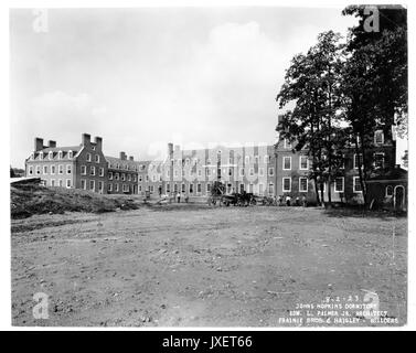 Alumni Memorial Residences AMR looking East, Men, some of whom are working with horses and carts, are doing some groundskeeping, as well as finishing the main entrance, 1923. Stock Photo