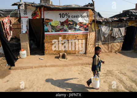 INDIA, New Delhi, forced shifted slum dweller at Slum Naglamachi at outskirts of Dehli, the people are mosty dalits, hut with old advertisement banner 10 percent cash back  / INDIEN  Neu Delhi ,  zwangs umgesiedelte Dalits im Slum Naglamachi am Stadtrand von Dehli Stock Photo