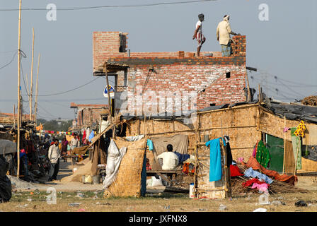 INDIA, New Delhi, forced shifted slum dweller at Slum Naglamachi at outskirts of Dehli, the people are mosty dalits  / INDIEN  Neu Delhi ,  zwangs umgesiedelte Dalits im Slum Naglamachi am Stadtrand von Dehli Stock Photo