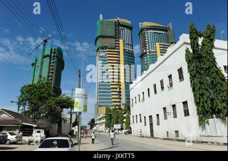 Tanzania Dar es Salaam, Old Boma, built in 1866-67 by Majid bin Said, sultan of Zanzibar, and construction of new skyscrapers, located at the crossing of Morogoro Road and Sokoine Drive / TANSANIA Dar es Salam, Altes Rathaus und Neubau neuer Hochhaeuser Stock Photo