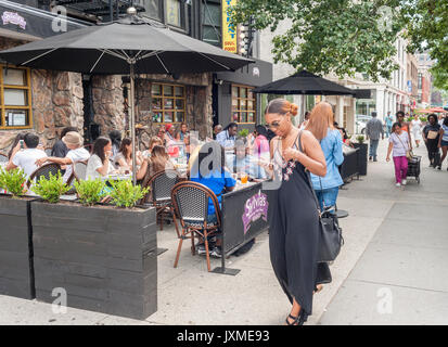 Al fresco dining outside the world-renowned Sylvia's restaurant in Harlem in New York on Sunday, August 6, 2017. (© Richard B. Levine) Stock Photo