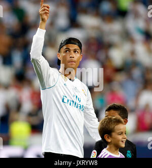 Madrid, Spain. 16th Aug, 2017. 07 Cristiano Ronaldo (Real Madrid) and his son Cristiano Jr during the Spanish Super Cup second leg soccer match between Real Madrid and Barcelona at the Santiago Bernabeu Stadium in Madrid, Wednesday, Aug. 16, 2017. Credit: Gtres Información más Comuniación on line,S.L./Alamy Live News Stock Photo