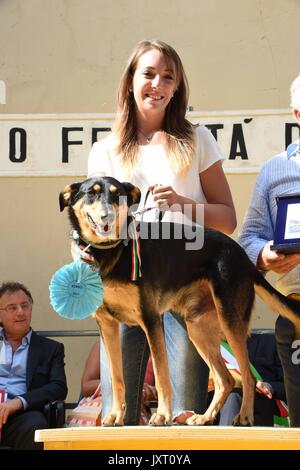 San Rocco (Camogli): Cheaper dog award 2017. In the picture: Kimbo, meticcio with Chiara Ferri Stock Photo