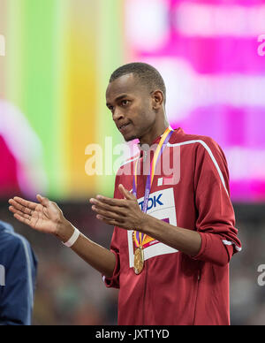 London, Grossbritannien. 13th Aug, 2017. Sieger Mutaz Essa BARSHIM, QAT, Katar, 1. Platz, mit der Medaille, GOld, Siegerehrung Hochsprung der Maenner, am 13.08.2017 Leichtathletik Weltmeisterschaft 2017 in London/ Grossbritannien, vom 04.08. - 13.08.2017. | Verwendung weltweit Credit: dpa/Alamy Live News Stock Photo