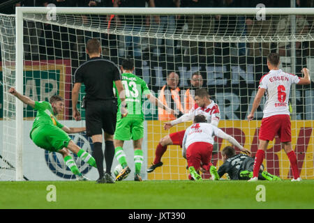 Christoph KRAMER (li., MG) vergibt eine grosse Torchance, Aktion,  Fussball, DFB Pokal, 1.Runde, Rot-Weiss Essen (E) - Borussia Monchengladbach (MG) am 11.08.2017 in Essen/ Deutschland.   | Verwendung weltweit Stock Photo