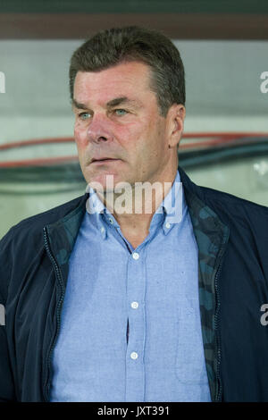 Essen, Deutschland. 11th Aug, 2017. Trainer Dieter HECKING (MG), nachdenklich, nachdenkend, Fussball, DFB Pokal, 1.Runde, Rot-Weiss Essen (E) - Borussia Monchengladbach (MG) 1:2 am 11.08.2017 in Essen/ Deutschland. | Verwendung weltweit Credit: dpa/Alamy Live News Stock Photo