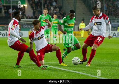 v.l.n.r. Hervenogi UNZOLA (E), Kevin GRUND (E), Ibrahima TRAORE (MG), Benjamin BAIER (E), Aktion, Kampf um den Ball, Fussball, DFB Pokal, 1.Runde, Rot-Weiss Essen (E) - Borussia Monchengladbach (MG) am 11.08.2017 in Essen/ Deutschland.   | Verwendung weltweit Stock Photo