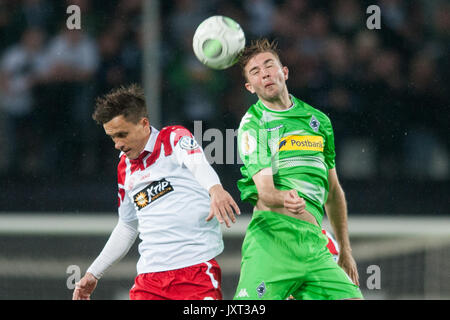 Marcel PLATZEK (li., E) gegen Christoph KRAMER (MG), Aktion, Zweikampf, Kopfballduell, Fussball, DFB Pokal, 1.Runde, Rot-Weiss Essen (E) - Borussia Monchengladbach (MG) 1:2 am 11.08.2017 in Essen/ Deutschland. | Verwendung weltweit Stock Photo