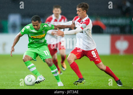 RAFFAEL (li., MG) gegen Marcel PLATZEK (E), Aktion, Zweikampf, Fussball, DFB Pokal, 1.Runde, Rot-Weiss Essen (E) - Borussia Monchengladbach (MG) 1:2 am 11.08.2017 in Essen/ Deutschland. | Verwendung weltweit Stock Photo