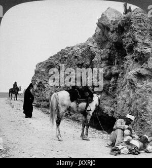 Der gute Samariter auf der Straße nach Jericho (Lukas X., 34), Palästina 1899. The Good Samaritan in the road to Jericho (Luke X, 34), Palestine, 1899.