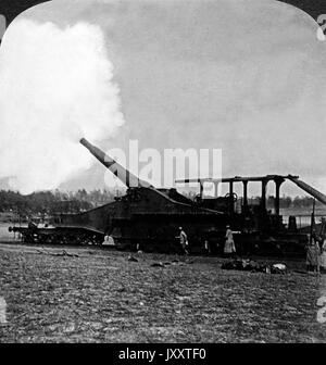 Franzosen senden eine Botschaft an Fritz (die Deutschen) - das französische Eisenbahngeschütz 320 in Aktion, bei Rheims, Frankreich 1917. Sending a message to Fritz (the Germans) - French railway gun 320 in action near Rheims, France 1917. Stock Photo