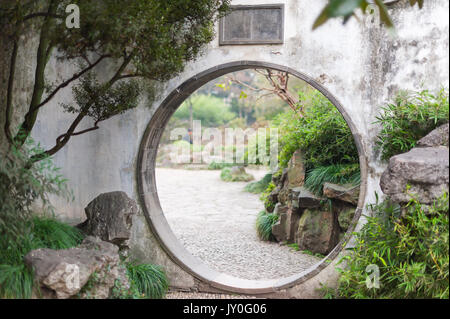 Circle traditional door in  Zhuozhengyuan park - Suzhou Stock Photo