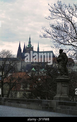 Charles Bridge (Karlův most), with St. Vitus's cathedral, ( Katedrála svatého Víta) and Prague Castle (Pražský hrad) beyond: Prague, Czech Republic Stock Photo