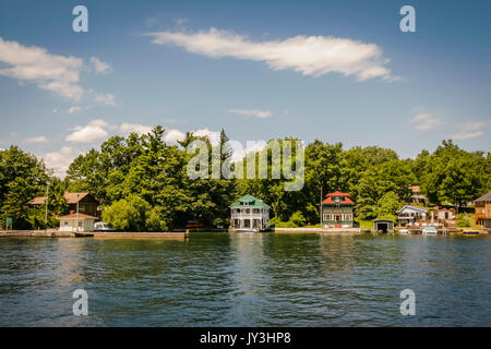 Cottages on the shores of Thousand Islands, Canada.jpg - JY3HP8 Cottages on the shores of Thousand Islands, Canada Stock Photo