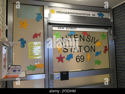 Hanover, Germany. 11th Aug, 2017. The entrance to Intensive Care Unit 69 (Intensivstation 69), at the children's clinic of Hannover Medical School (Medizinische Hochschule Hannover, MHH) in Hanover, Germany, 11 August 2017. Between 500 and 600 children are treated every year on the ward for premature and newborn babies, of which around 120 are premature babies weighing less than 1,500 grams. Photo: Holger Hollemann/dpa/Alamy Live News Stock Photo