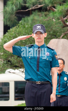 Max Changmin, Aug 18, 2017 : Max Changmin, a member of K-pop duo TVXQ greets fans at the Seoul Metropolitan Police Agency in Seoul, South Korea. Changmin was discharged from mandatory military service on Friday. Changmin and U-Know Yunho of the K-pop duo TVXQ will hold press conference to announce the resumption of their activities in Seoul and Tokyo on August 21 and in Hong Kong on August 22, 2017, according to S.M. Entertainment. Credit: Lee Jae-Won/AFLO/Alamy Live News Stock Photo