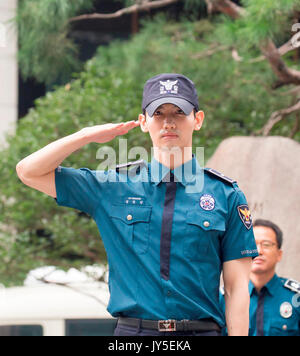 Max Changmin, Aug 18, 2017 : Max Changmin, a member of K-pop duo TVXQ greets fans at the Seoul Metropolitan Police Agency in Seoul, South Korea. Changmin was discharged from mandatory military service on Friday. Changmin and U-Know Yunho of the K-pop duo TVXQ will hold press conference to announce the resumption of their activities in Seoul and Tokyo on August 21 and in Hong Kong on August 22, 2017, according to S.M. Entertainment. Credit: Lee Jae-Won/AFLO/Alamy Live News Stock Photo