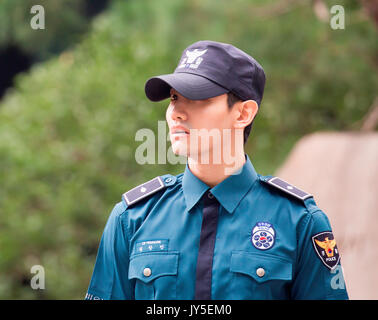 Max Changmin, Aug 18, 2017 : Max Changmin, a member of K-pop duo TVXQ greets fans at the Seoul Metropolitan Police Agency in Seoul, South Korea. Changmin was discharged from mandatory military service on Friday. Changmin and U-Know Yunho of the K-pop duo TVXQ will hold press conference to announce the resumption of their activities in Seoul and Tokyo on August 21 and in Hong Kong on August 22, 2017, according to S.M. Entertainment. Credit: Lee Jae-Won/AFLO/Alamy Live News Stock Photo