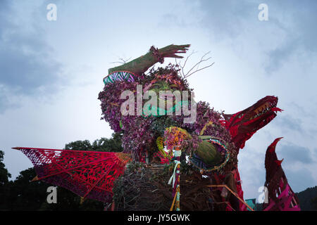 Glanusk Park, Brecon, Wales, 17th August 2017.  The start of The Green Man music festival in the Brecon Beacons Mountains in Wales. This year the giant wicker man is in the shape of a dragon. It’s the day before the music officially starts and the sell-out crowd of 20,000 have come prepared for a weekend of bad weather. Credit: Rob Watkins/Alamy Live News Stock Photo