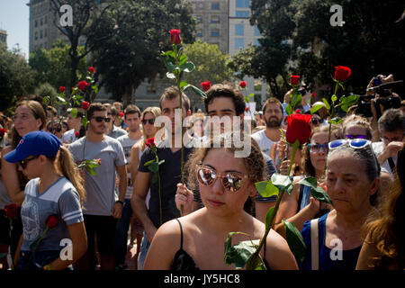 Barcelona, Catalonia, Spain. 18th Aug, 2017. In the city of Barcelona people hold roses and pay tribute to the victims of the terrorist attack. A van driver ploughed into pedestrians in Las ramblas street of Barcelona and another in Cambrils seaside city, leaving 13 people dead and injuring more than 100 others. Credit: Jordi Boixareu/ZUMA Wire/Alamy Live News Stock Photo