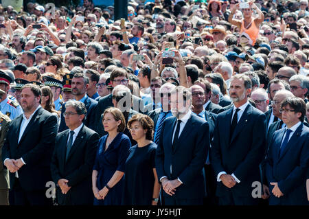 Barcelona, Spain. 18 August 2017. (From left to right) The Vice-President of the Generalitat Oriol Junqueras, the Civil Governor of Catalonia Enric Millo, the President of the Parliament of Catalonia Carme Forcadell, Spanish Deputy Prime Minister Soraya Saenz de Santamaría; Prime Minister, Mariano Rajoy; King Felipe VI of Spain; Regional President of Catalonia, Carles Puigdemont; The mayor of Barcelona, Ada Colau; Making a minute of silence in the Plaza de Catalunya, in homage to the victims of the terrorist attack in Barcelona and Cambrils. Credit: Cisco Pelay / Alamy Live News Stock Photo