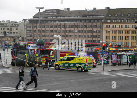 Turku, Finland. 18th August, 2017. Several people have been stabbed in Central Market Square of Turku and Puutori Market Square nearby this location. At least one person has been killed at the Central Market Square and is supposedly behind green tarp. Several other have been wounded. Police has secluded area. Credit: Jukka Palm/Alamy Live News Stock Photo