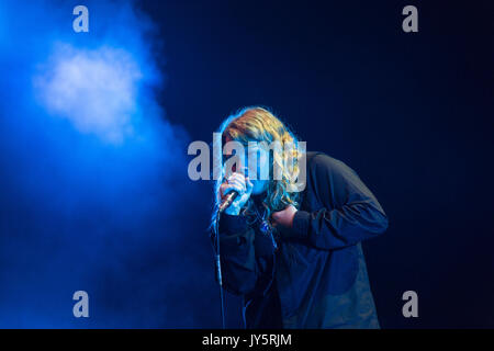 KATE TEMPEST, YOUNG, CONCERT, 2017: The artist now known as Kae Tempest plays on the Far Out Stage on Day One of the Green Man music festival in Glanusk Park, Brecon, Wales, UK on 18th August 2017. Credit: Rob Watkins/Alamy Live News.  INFO: Kae Tempest, a British spoken word artist and rapper, captivates audiences with their powerful storytelling and lyrical prowess. Their albums like 'Everybody Down' and 'The Book of Traps and Lessons' showcase their ability to blend poetry, hip-hop, and social commentary, earning critical acclaim and a devoted following. Stock Photo