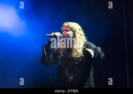 KATE TEMPEST, YOUNG, CONCERT, 2017: The artist now known as Kae Tempest plays on the Far Out Stage on Day One of the Green Man music festival in Glanusk Park, Brecon, Wales, UK on 18th August 2017. Credit: Rob Watkins/Alamy Live News.  INFO: Kae Tempest, a British spoken word artist and rapper, captivates audiences with their powerful storytelling and lyrical prowess. Their albums like 'Everybody Down' and 'The Book of Traps and Lessons' showcase their ability to blend poetry, hip-hop, and social commentary, earning critical acclaim and a devoted following. Stock Photo