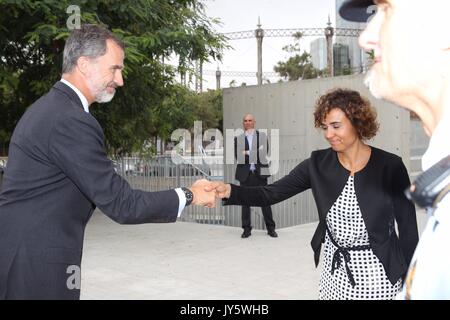 Barcelona, Spain. 19th Aug, 2017. Spanish Kings Felipe VI  visit the staff medical in emergencies the second day after a car terrorist attack in Las Ramblas in Barcelona on Saturday on 19 August 2017. Credit: Gtres Información más Comuniación on line,S.L./Alamy Live News Stock Photo