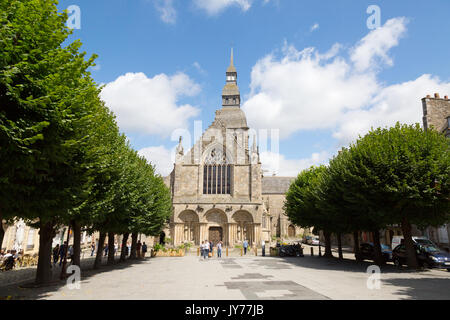 Dinan Brittany - Basilique Saint Sauveur ( St. Saviours Basilica ), Dinan, Cotes D'Armor, France Stock Photo