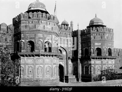 AJAXNETPHOTO. 2ND JANUARY, 1922. AGRA, INDIA. - AGRA FORT GATEWAY OR THE HATI POL. PHOTO:T.J.SPOONER COLL/AJAX VINTAGE PICTURE LIBRARY REF; 19220201 1019 