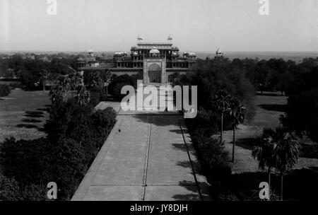AJAXNETPHOTO. 2ND JANUARY, 1922. AGRA, INDIA. - SECANDRA, AGRA DISTRICT. THE EMPEROR AKBAR'S TOMB VIEW FROM THE GATEWAY. PHOTO:T.J.SPOONER COLL/AJAX VINTAGE PICTURE LIBRARY REF; 19220201 1024 