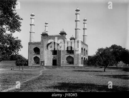 AJAXNETPHOTO. 2ND JANUARY, 1922. AGRA, INDIA. - SECANDRA, AGRA DISTRICT, GATEWAY OF THE EMPEROR AKBAR'S TOMB. PHOTO:T.J.SPOONER COLL/AJAX VINTAGE PICTURE LIBRARY REF; 19220201 1031 