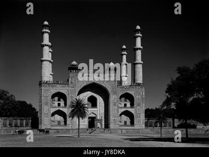 AJAXNETPHOTO. 2ND JANUARY, 1922. AGRA, INDIA. - GATEWAY TO AKBAR'S TOMB, SIKANDRA. PHOTO:T.J.SPOONER COLL/AJAX VINTAGE PICTURE LIBRARY REF; 19220201 PL46 