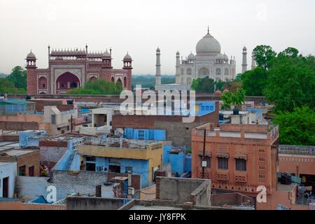 The homes of the poor contrasting with the splendor of the Taj Mahal  Agra, India Stock Photo