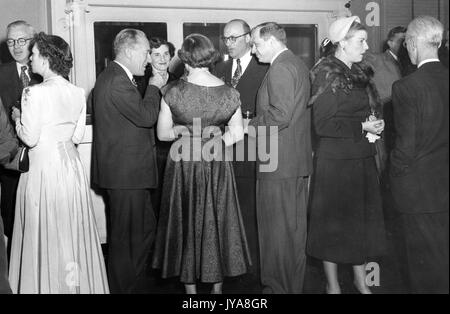 A gathering of colleagues for television show the Johns Hopkins Science Review, including American television host Lynn Poole (farthest right), 1951. Stock Photo