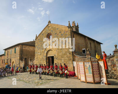 Medieval reenactment on Piazza Roma in Monteriggioni, a comune in the province of Siena in the Italian region Tuscany. Stock Photo