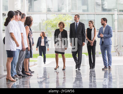 Barcelona, Spain. 19th Aug, 2017. Spain's King Felipe VI (3rd R) and Queen Letizia (2nd R) arrive at the Hospital del Mar to visit the victims of the terrorist attacks in Barcelona, Spain, Aug. 19, 2017. A total of 14 fatalities occurred in two terrorist attacks in the Spanish cities of Barcelona and Cambrils that also hurt about 126 people. Credit: Xu Jinquan/Xinhua/Alamy Live News Stock Photo