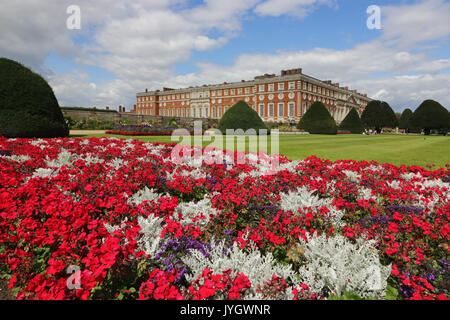 Hampton Court, Surrey, UK. 19th August, 2017. The formal gardens are ablaze with the colour of masses of flowers in full bloom, on a lovely sunny day at Hampton Court Palace, East Molesey in Surrey. Credit: Julia Gavin UK/Alamy Live News Stock Photo