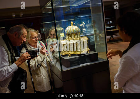 Berlin, Germany. 19th Aug, 2017. Visitors to Kunstgewerbemuseum look at a piece of the Guelph Treasure during 'Long night of the museums' in Berlin, Germany, 19 August 2017. Photo: Gregor Fischer/dpa/Alamy Live News Stock Photo