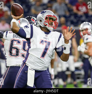 New England Patriots quarterback Jacoby Brissett (7) catches the ball ...