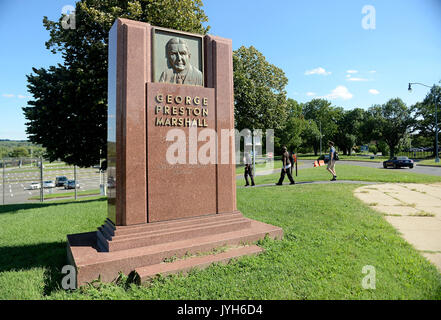 Washington, DC, USA. 5th Aug, 2017. 20170805 - A memorial to George Preston Marshall stands on the grounds of Robert F. Kennedy Memorial Stadium in Washington. The controversial Marshall owned the Washington Redskins from 1932 to 1969. The stadium served as the Redskins home between 1961 and 1996. Credit: Chuck Myers/ZUMA Wire/Alamy Live News Stock Photo