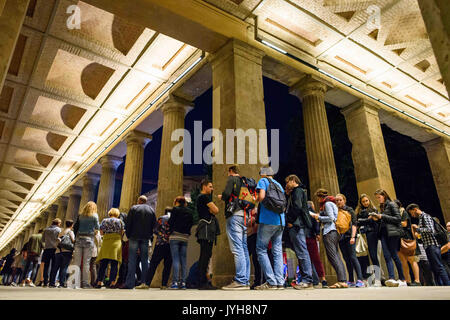 Berlin, Germany. 19th Aug, 2017. Visitors outside a museum on the Long Night of the Museums in Berlin, Germany, 19 August 2017. Photo: Gregor Fischer/dpa/Alamy Live News Stock Photo