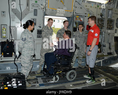 Canada’s Minister of Veteran Affairs Honourable Kent Hehr and Invictus Games Toronto 2017 Team Canada co-captain Maj. Simon Mailloux meet a C-17 crew at Ramstein Air Base, Germany, Aug. 15, 2017 (U.S. Army photo by Visual Information Specialist Elisabeth Paque/Released) Stock Photo