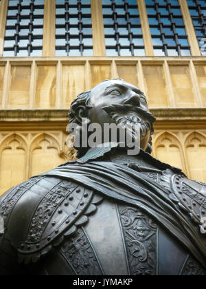 Earl of Pembroke statue in the Bodleian Library Quadrangle, Oxford, UK Stock Photo